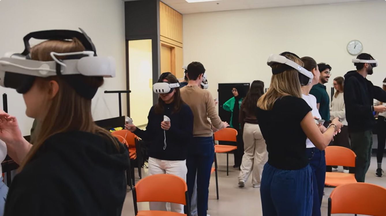 Étudiants avec des casques de réalité virtuelle
