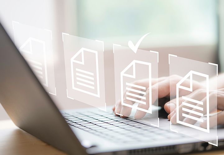 Ordinateur portable qui présente en infographie des fichiers numériques