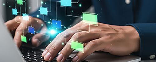 Mains qui tappent sur un clavier.