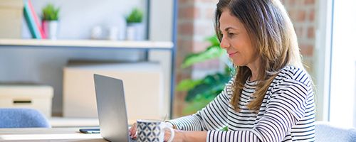 Une femme devant son ordinateur portable.